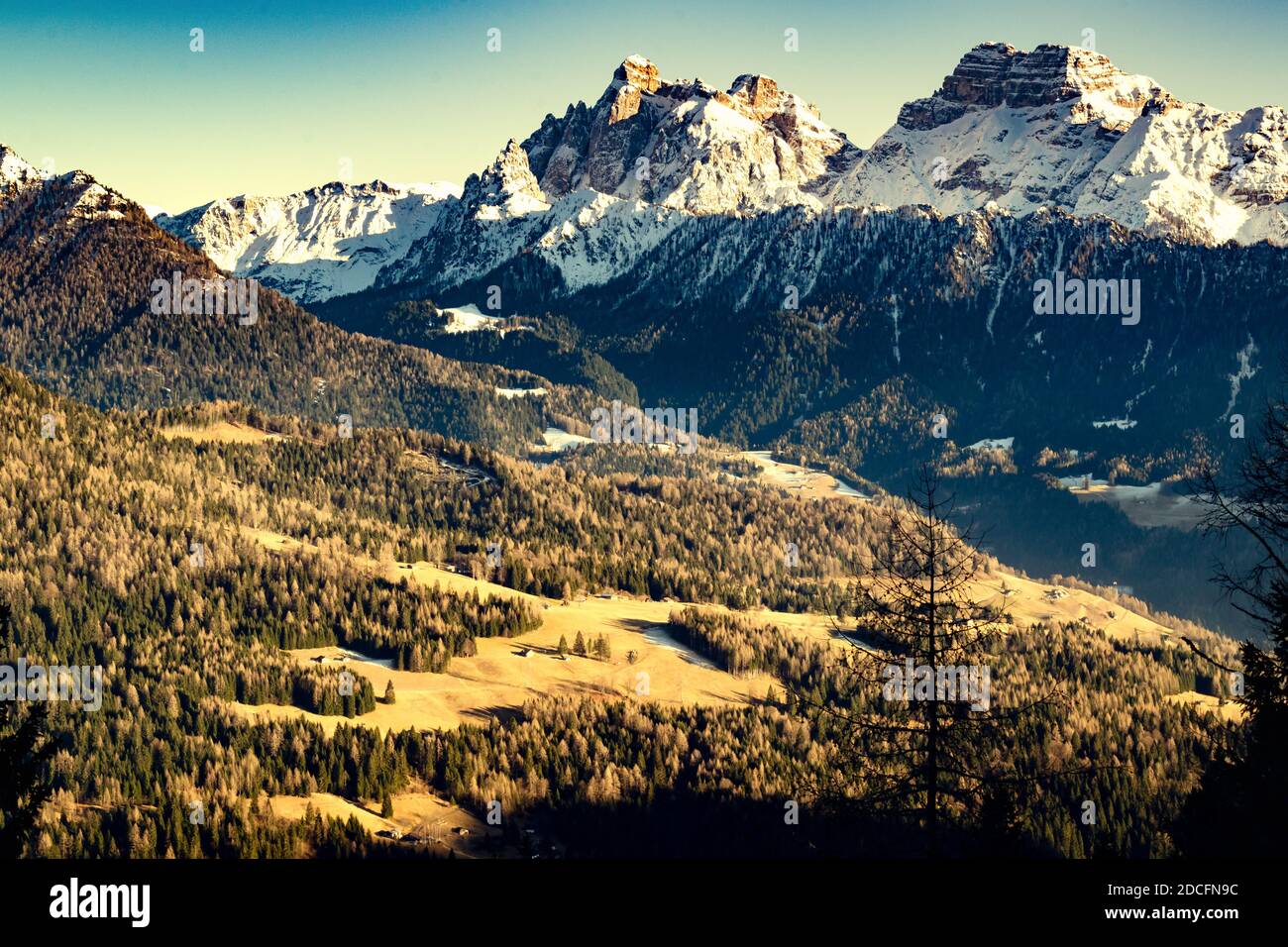 Panorama mozzafiato delle pale di San Martino dal Lago di Calaita in inverno al tramonto, Valle di Lozen, Trentino-Alto Adige Foto Stock