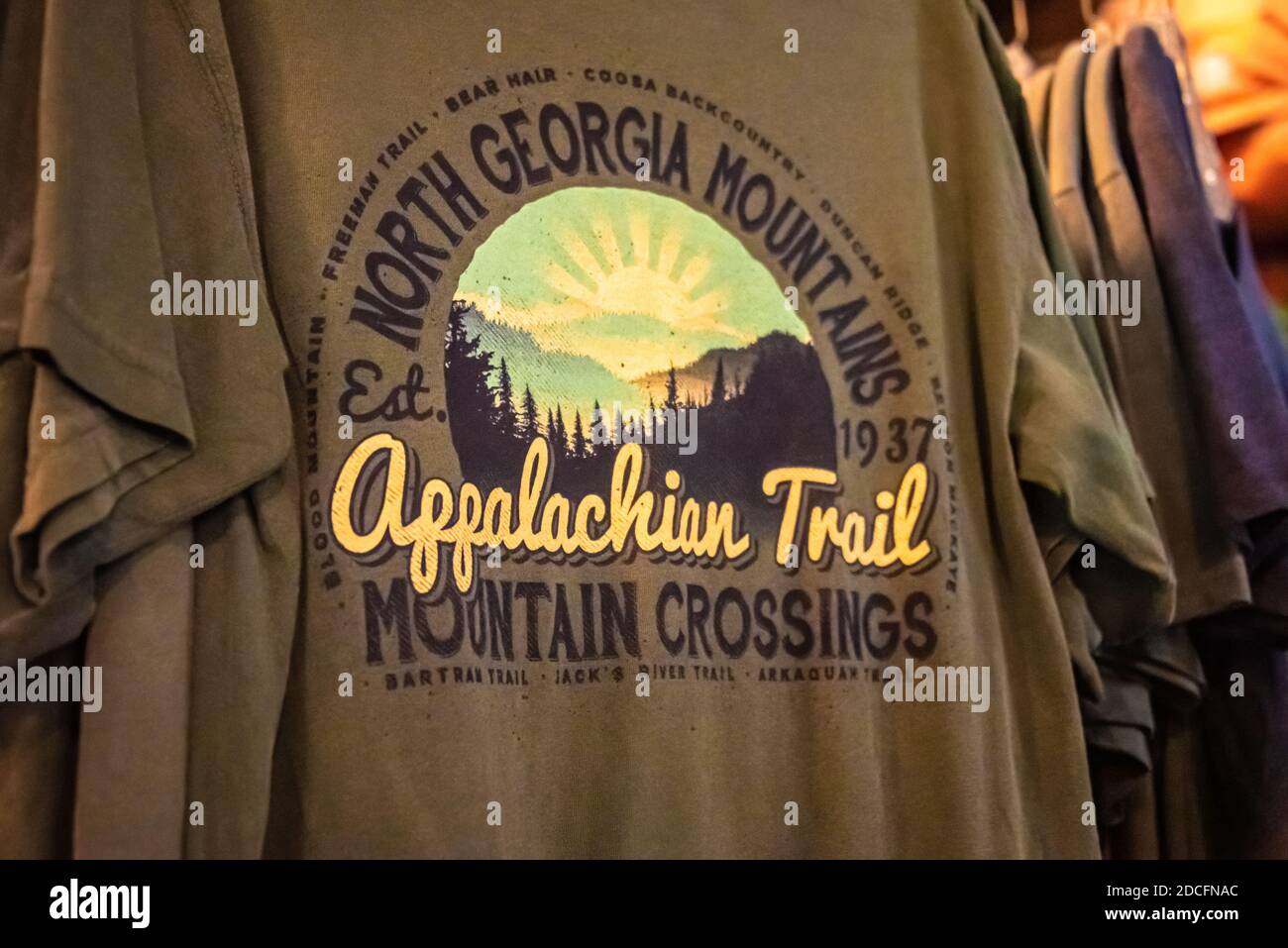 Appalachian Trail / North Georgia Mountains T-shirt al Mountain Crossings sul Appalachian Trail a Neels Gap a Blairsville, Georgia. (STATI UNITI) Foto Stock