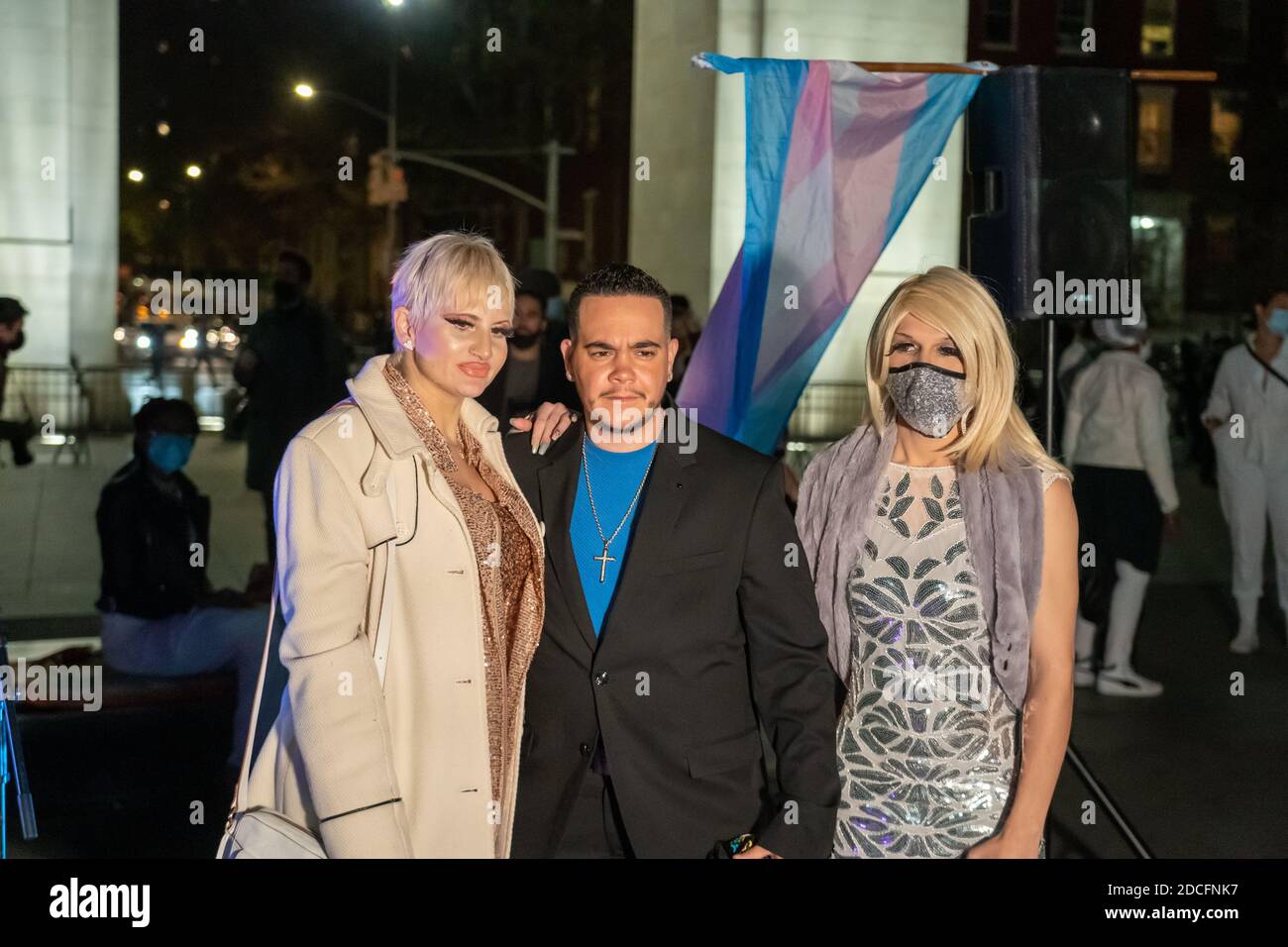 New York, Stati Uniti. 20 Nov 2020. Lee Rose Gucci, Denny Gucci e Kayla partecipano al rally Transgender Day of Remembrance a New York City. La Giornata della memoria transgender (TDOR) è un'osservanza annuale del 20 novembre che onora la memoria delle persone transgender la cui vita è stata persa in atti di violenza anti-transgender. Credit: SOPA Images Limited/Alamy Live News Foto Stock