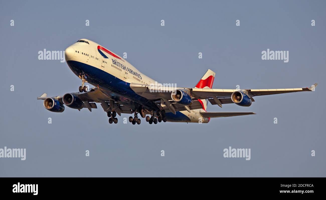 British Airways Boeing 747 Jumbo Jet G-BNLJ sull'approccio finale Per l'aeroporto di Londra-Heathrow LHR Foto Stock