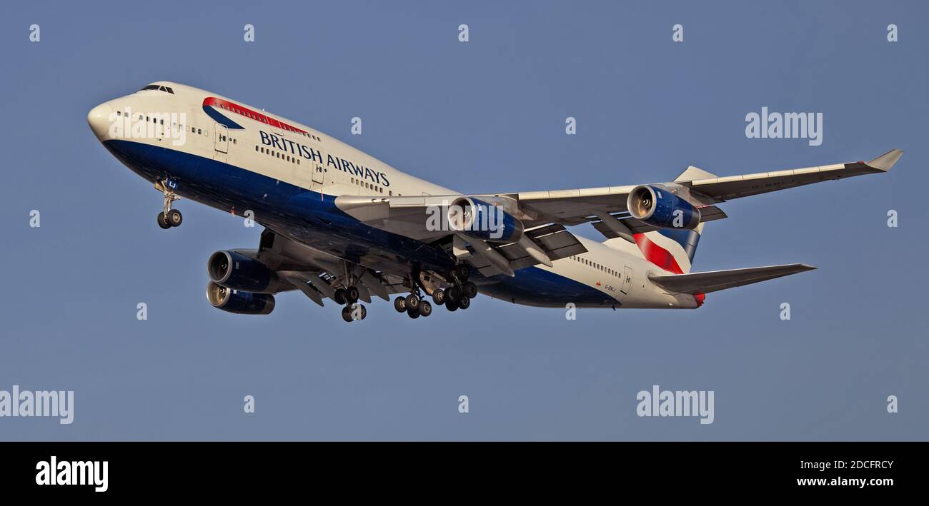 British Airways Boeing 747 Jumbo Jet G-BNLJ sull'approccio finale Per l'aeroporto di Londra-Heathrow LHR Foto Stock