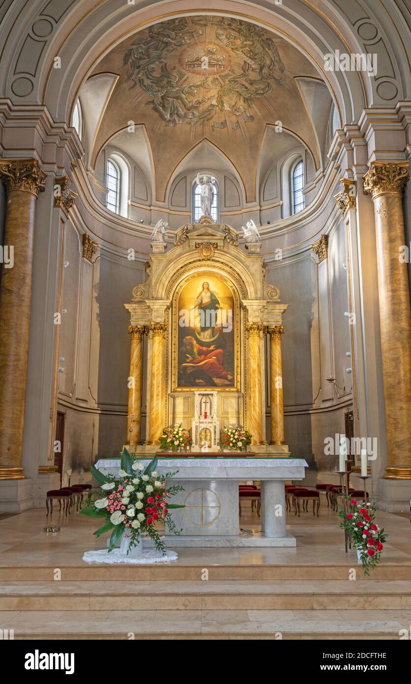 VIENNA, AUSTIRA - 22 OTTOBRE 2020: Presbiterio della chiesa di San Giovanni Evangelista. Foto Stock