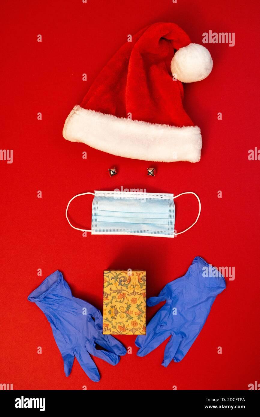 Vacanze con dispositivi di protezione individuale Foto Stock