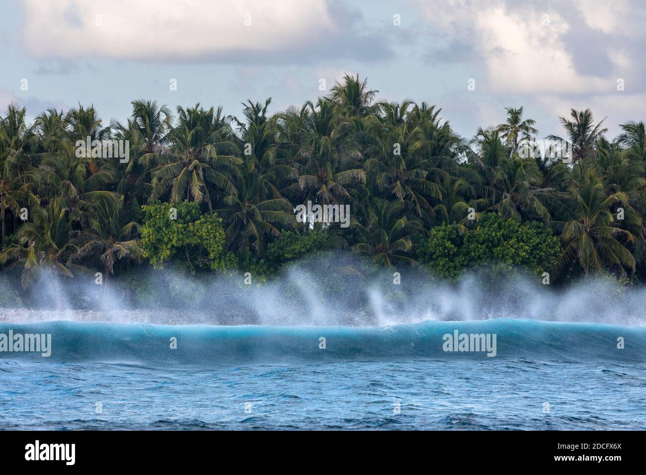 Onde di rottura; Atollo di Thua; Maldive Foto Stock