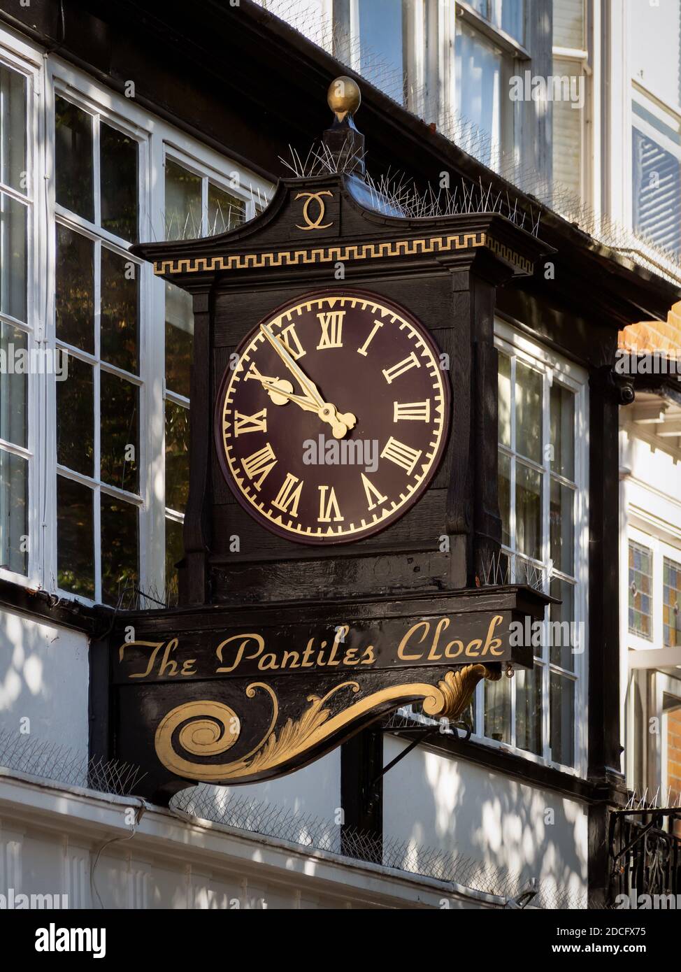 ROYAL TUNBRIDGE WELLS, KENT, UK - 15 SETTEMBRE 2019: Orologio alle pantili - un grazioso colonnato georgiano e ora una popolare attrazione turistica Foto Stock