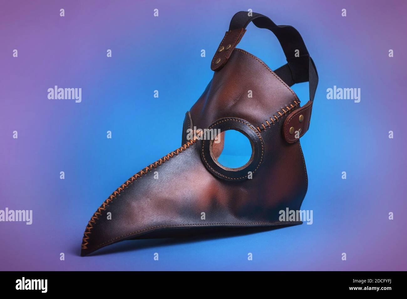 Maschera medica peste isolato su sfondo blu. Schermo medico viso. Concetto pandemico Foto Stock