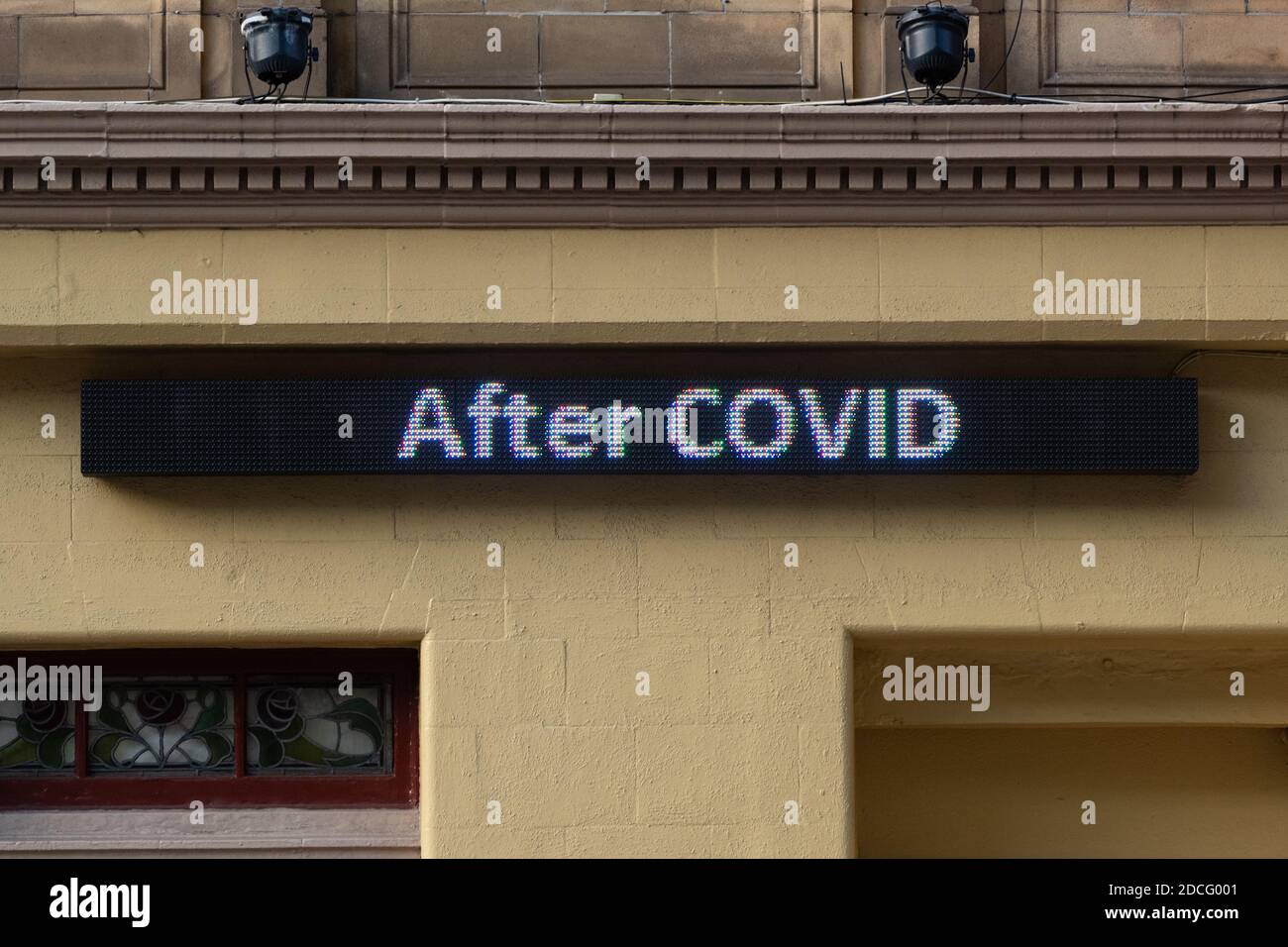 "After Covid" - parte di un cartello con un messaggio variabile fuori dal Pavillion Theatre, Glasgow, Scozia, Regno Unito Foto Stock