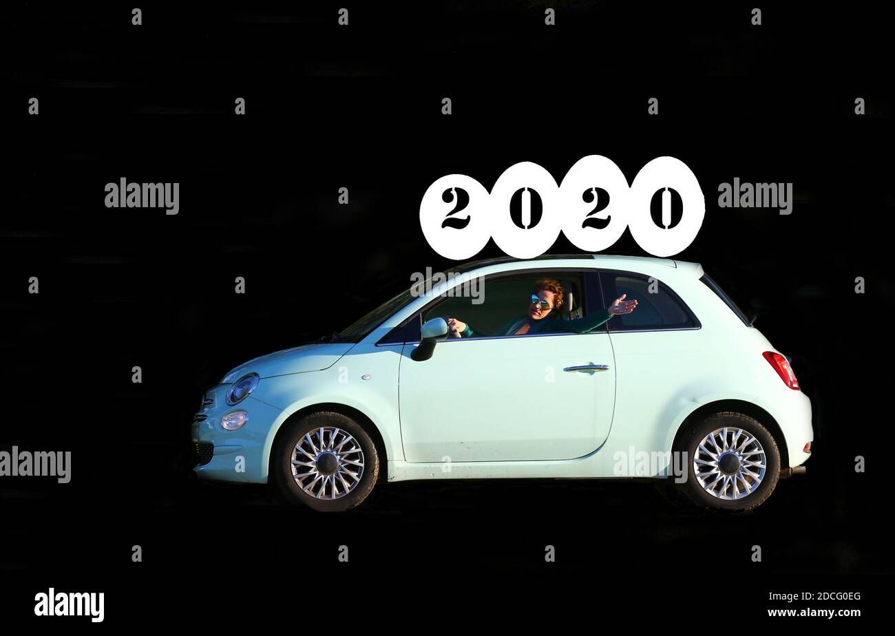 donna con auto retrò novità 2020 2021 Foto Stock