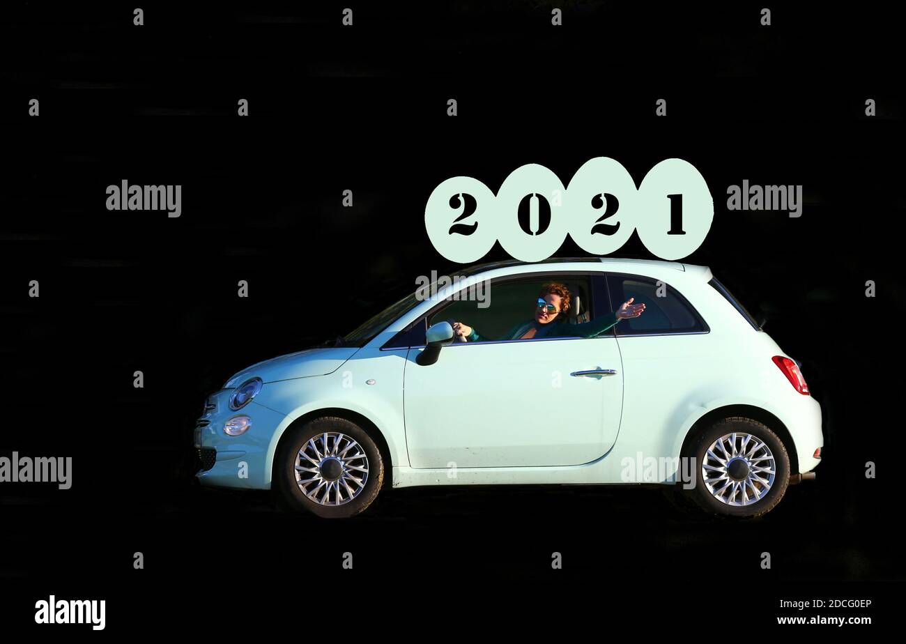donna con auto retrò novità 2020 2021 Foto Stock