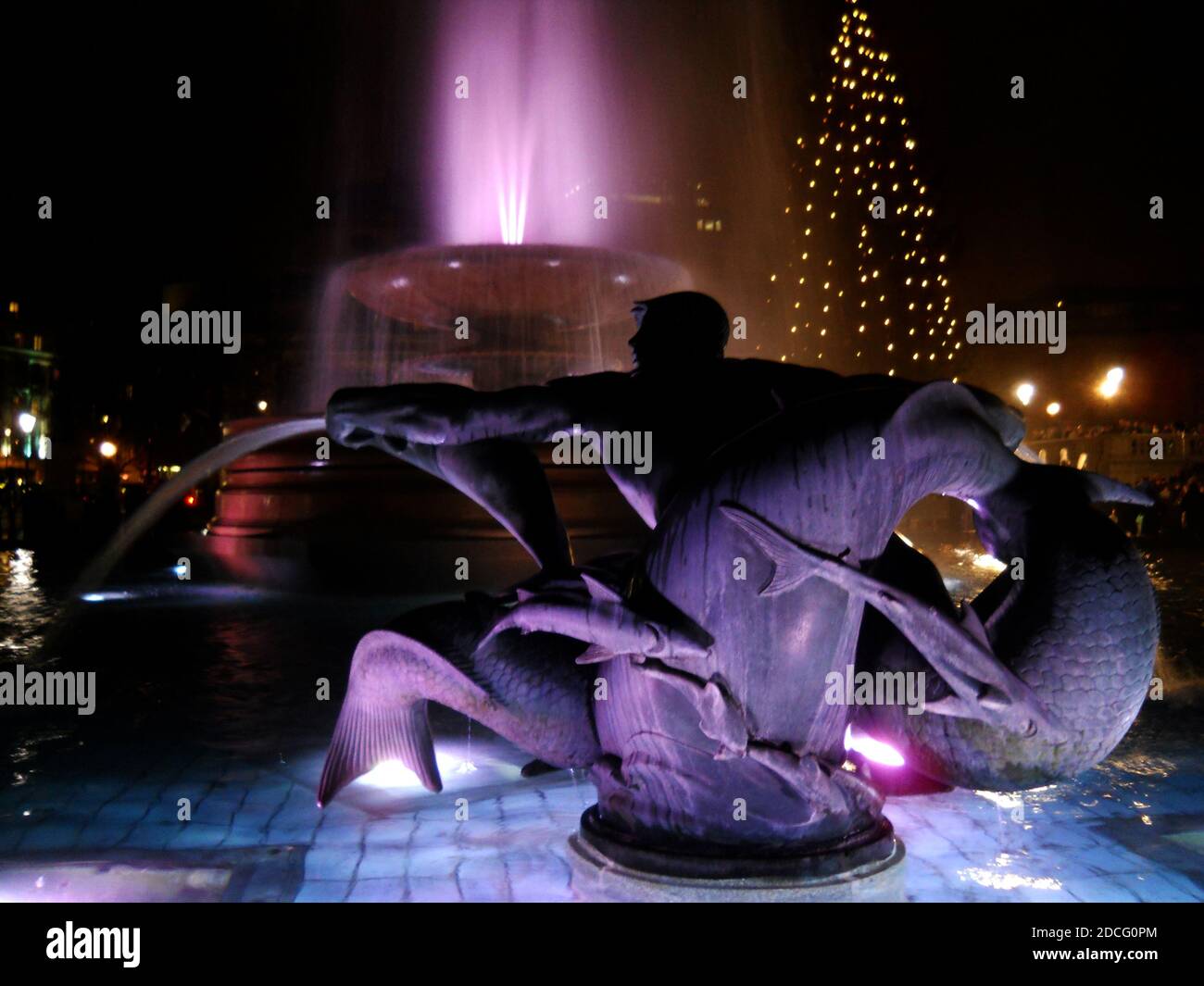 Vista notturna di Trafalgar Square, Londra, con un albero di Natale, regalato dalla Norvegia, sullo sfondo e la fontana in primo piano del Memoriale dell'ellicoe Foto Stock