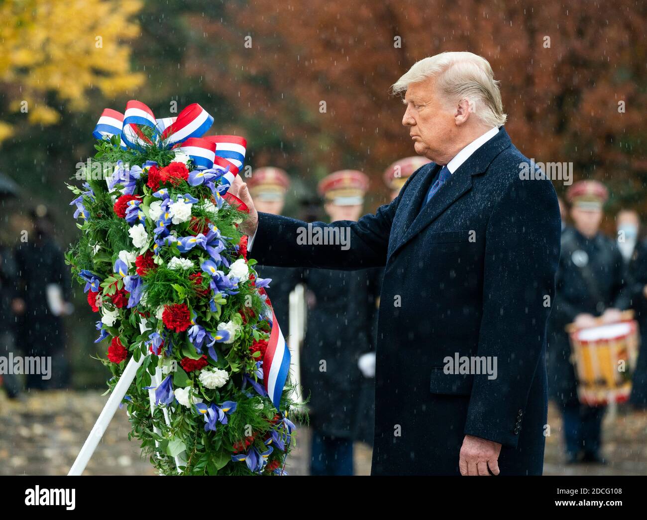 ARLINGTON, VA, USA - 11 novembre 2020 - il presidente Donald J. Trump e il vice presidente Mike Pence, insieme al segretario agli affari dei veterani Robert Wilkie An Foto Stock