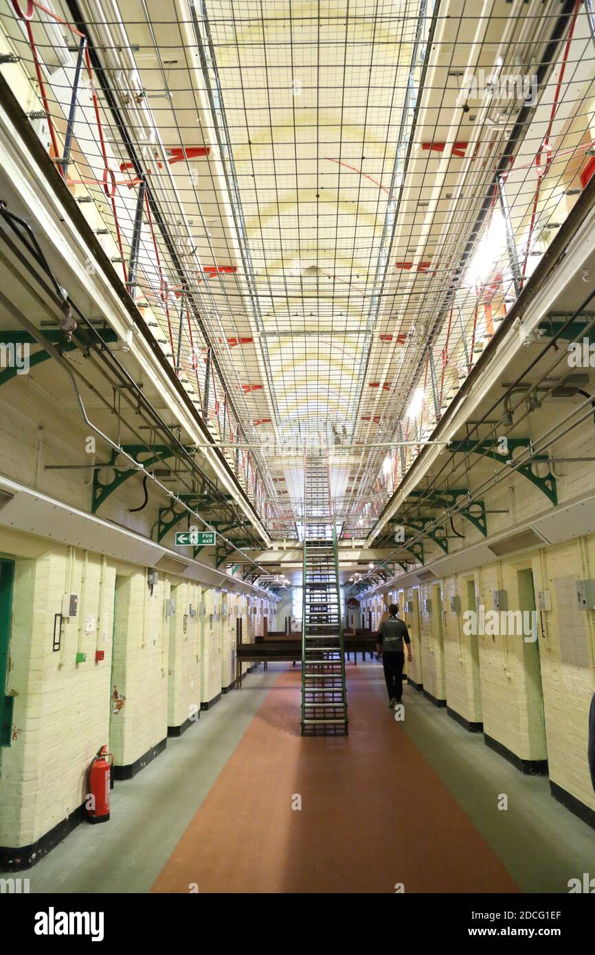 Vista di un blocco di celle di prigione all'interno della famigerata prigione di lettura, dove Oscar Wilde è stato incarcerato, Reading, Berkshire, Regno Unito Foto Stock