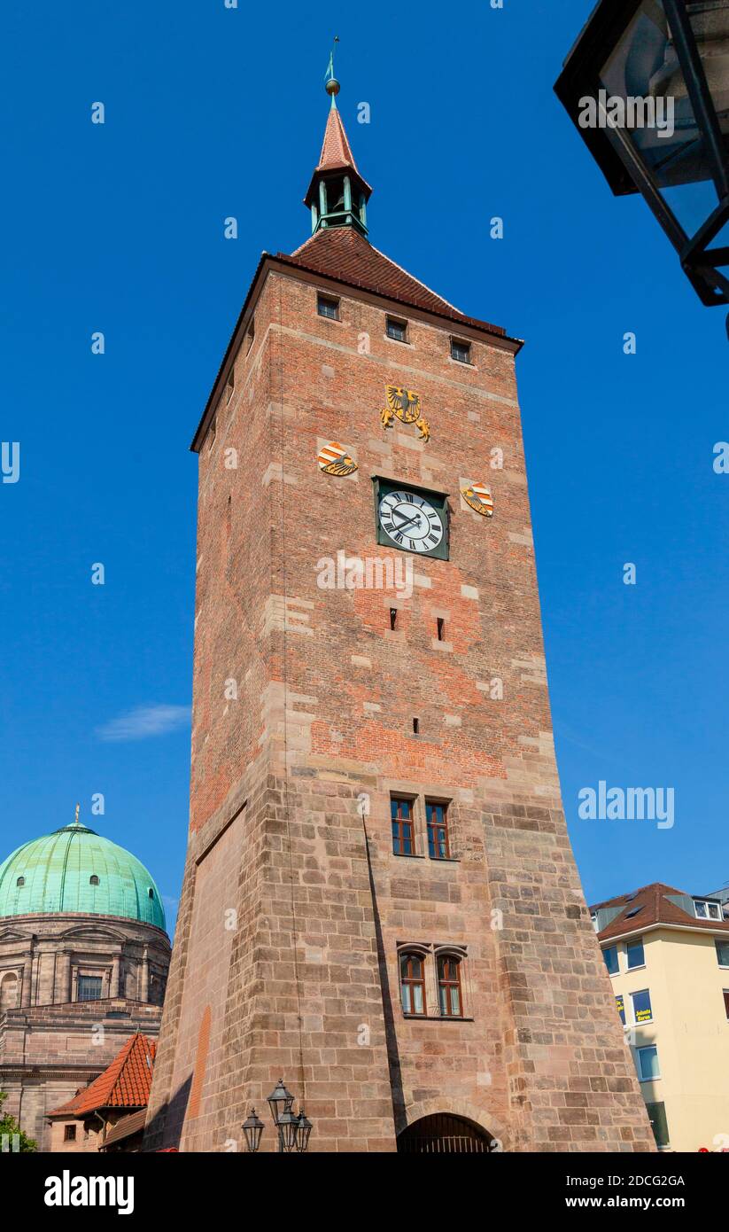 La Torre Bianca e St Elizabeth, Norimberga, Baviera, Germania, Europa Foto Stock