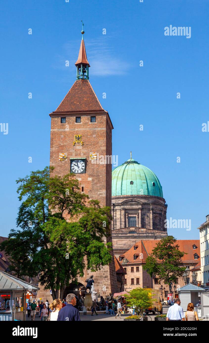 La Torre Bianca e St Elizabeth, Norimberga, Baviera, Germania, Europa Foto Stock