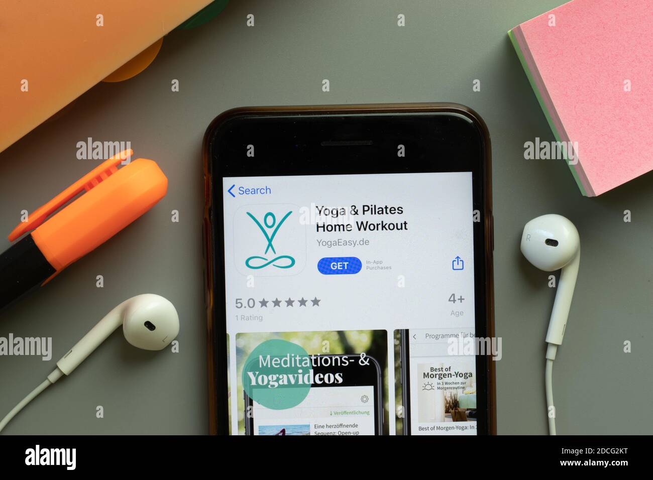 New York, Stati Uniti - 7 Novembre 2020: Logo dell'app store Yoga Pilates Home Workout sullo schermo del telefono, editoriale illustrativo. Foto Stock