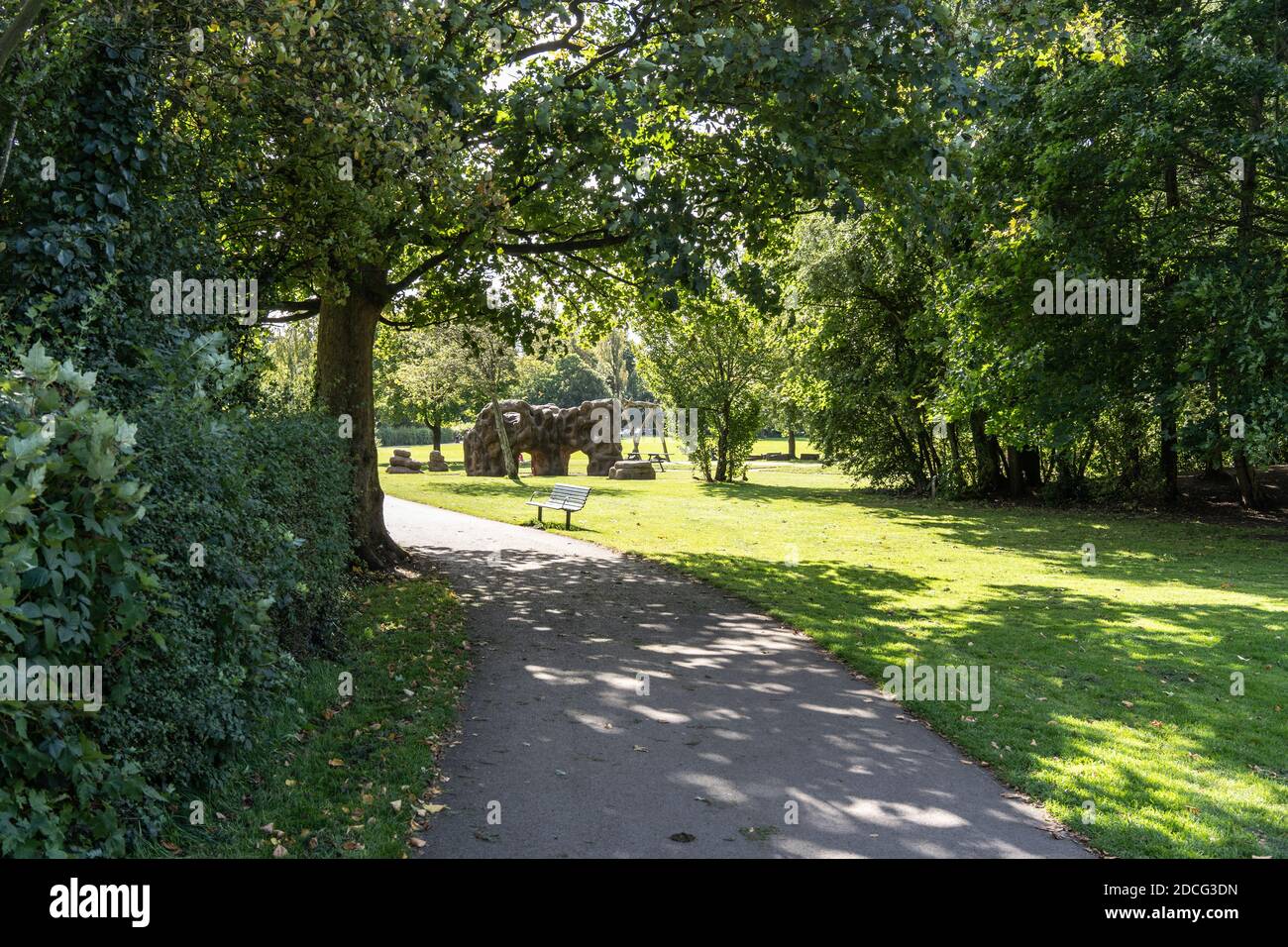 area giochi per bambini e percorso curvo, longford park, stretford, manchester Foto Stock