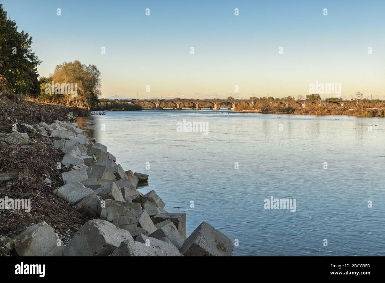 Importante fiume nel nord Italia. Fiume Sesia vicino Vercelli città Foto Stock