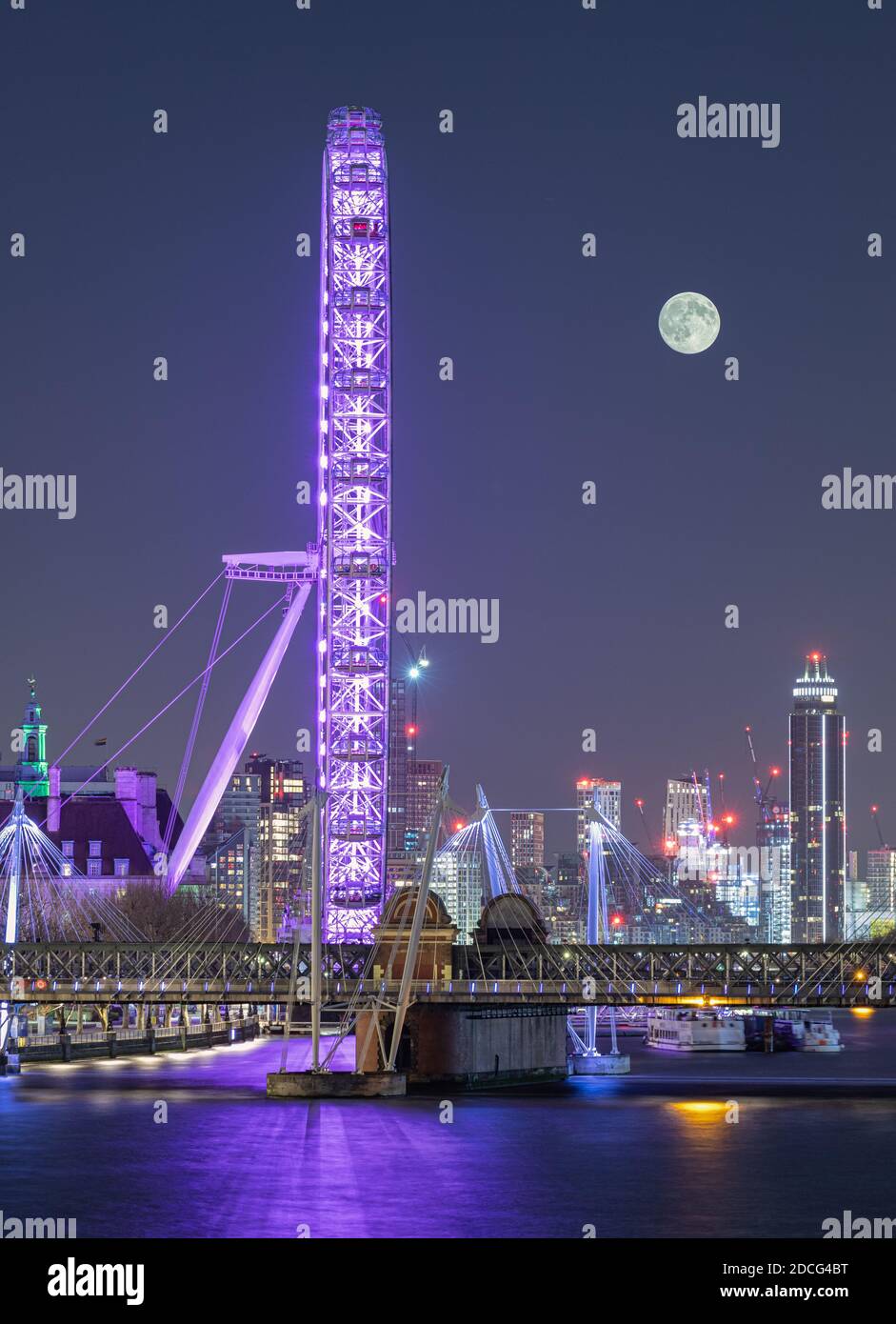 Il Tamigi e la South Bank a Londra con una super luna sulla città. Foto Stock