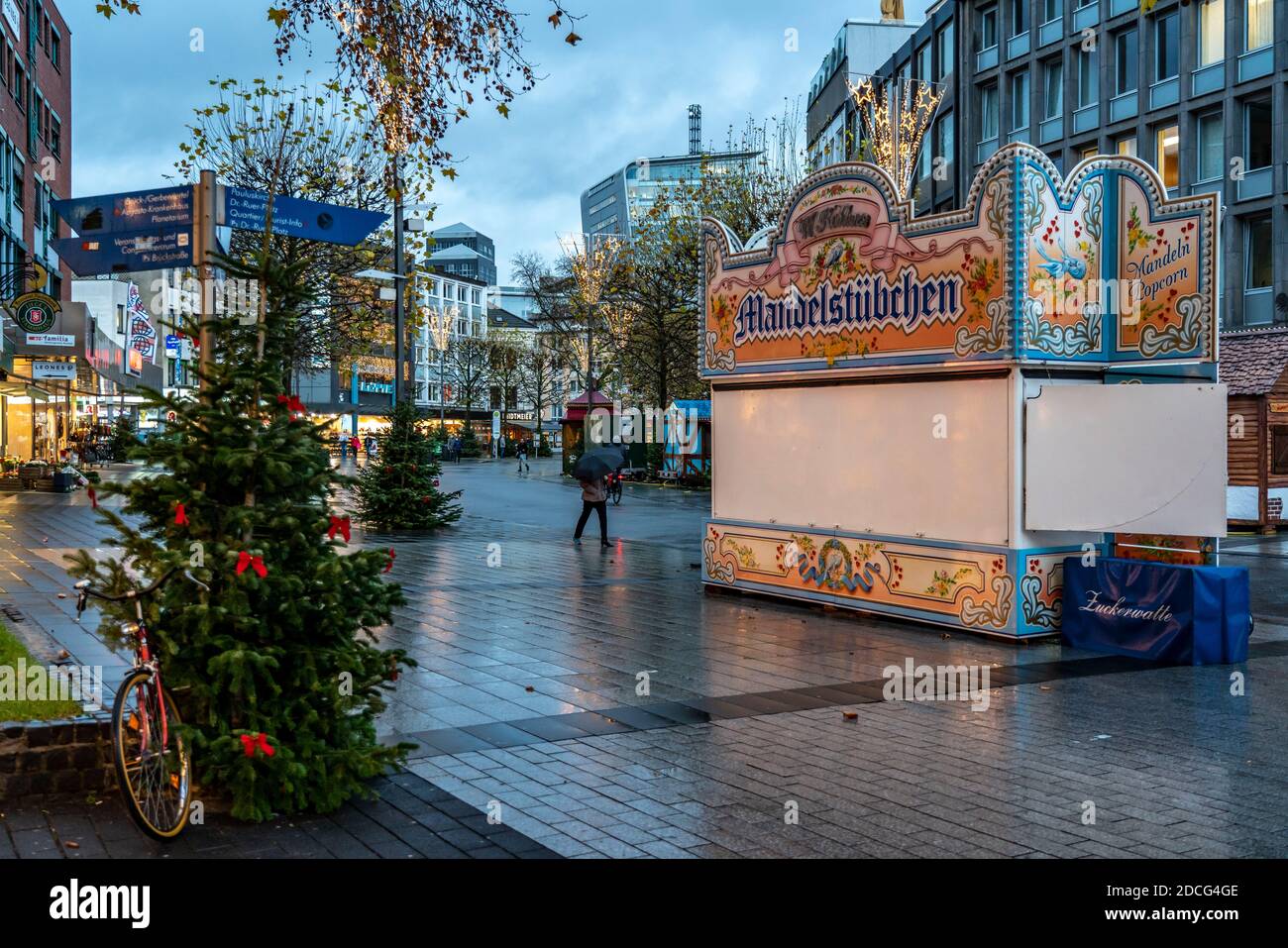 Il centro della città di Bochum, il giorno dell'apertura della decorazione della luce natalizia, normalmente anche del mercatino di Natale, che è rimasto chiuso d Foto Stock