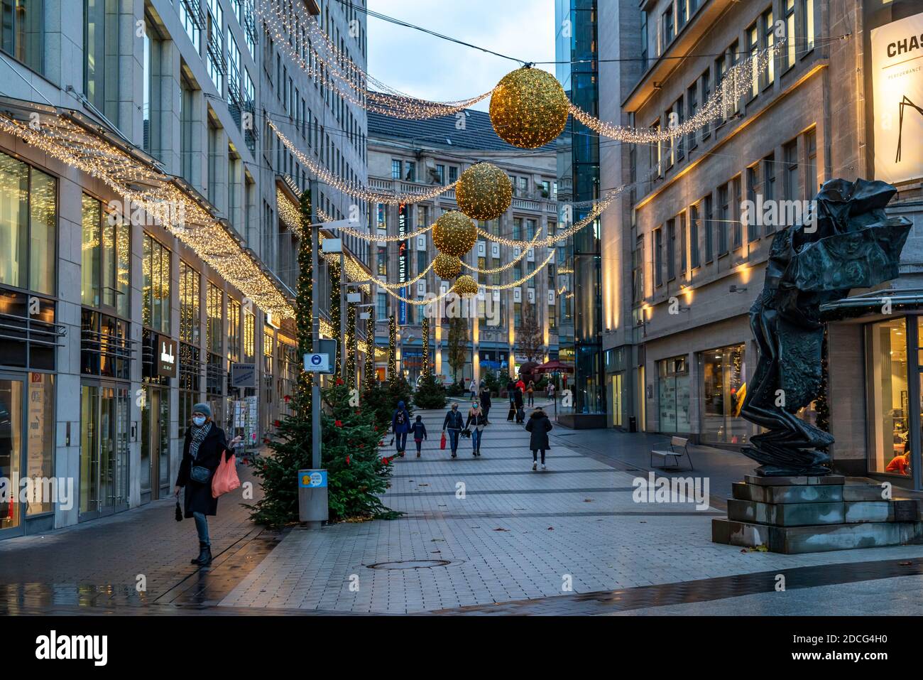 Il centro della città di Bochum, il giorno dell'apertura della decorazione della luce natalizia, normalmente anche del mercatino di Natale, che è rimasto chiuso d Foto Stock