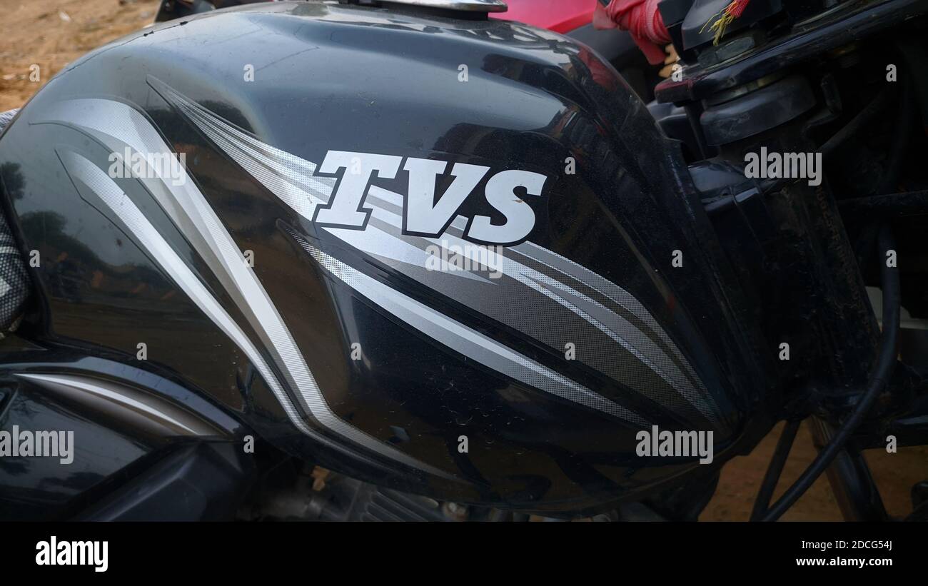 Novembre 2020- Mahroli, Jaipur, India / vista laterale di TV moto logo stampa su serbatoio del carburante con stile attraente. Concetto di trasporto e tecnologia. Foto Stock