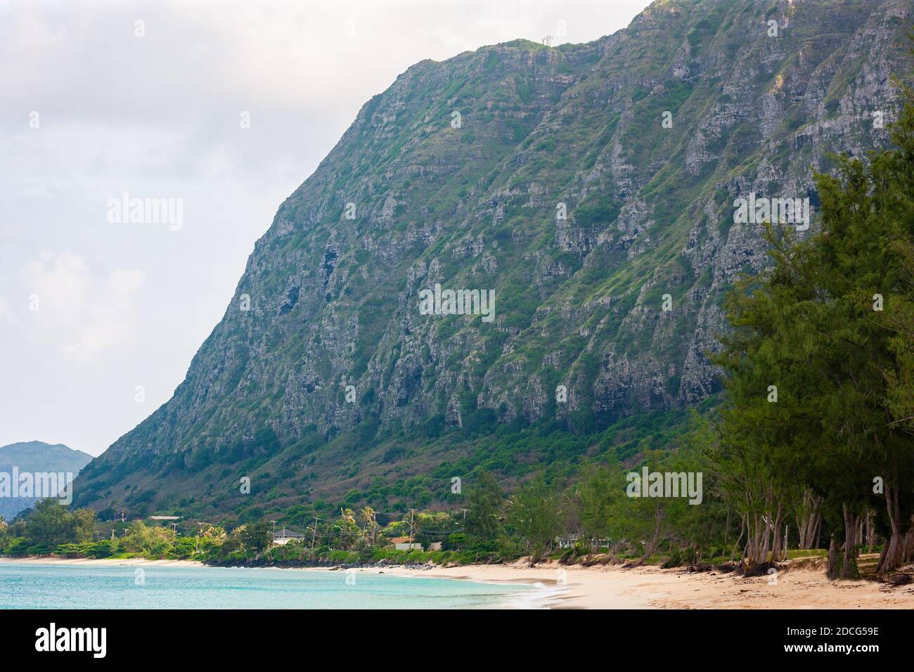 Ripida montagna, Koolau Mountain Range, sulla tranquilla spiaggia di Waimanalo, Oahu, Hawaii Foto Stock