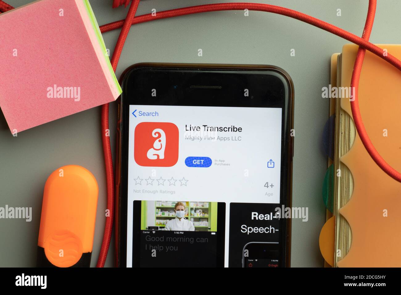 New York, Stati Uniti - 7 novembre 2020: Trascrivere in diretta il logo dell'app store sullo schermo del telefono, editoriale illustrativo. Foto Stock