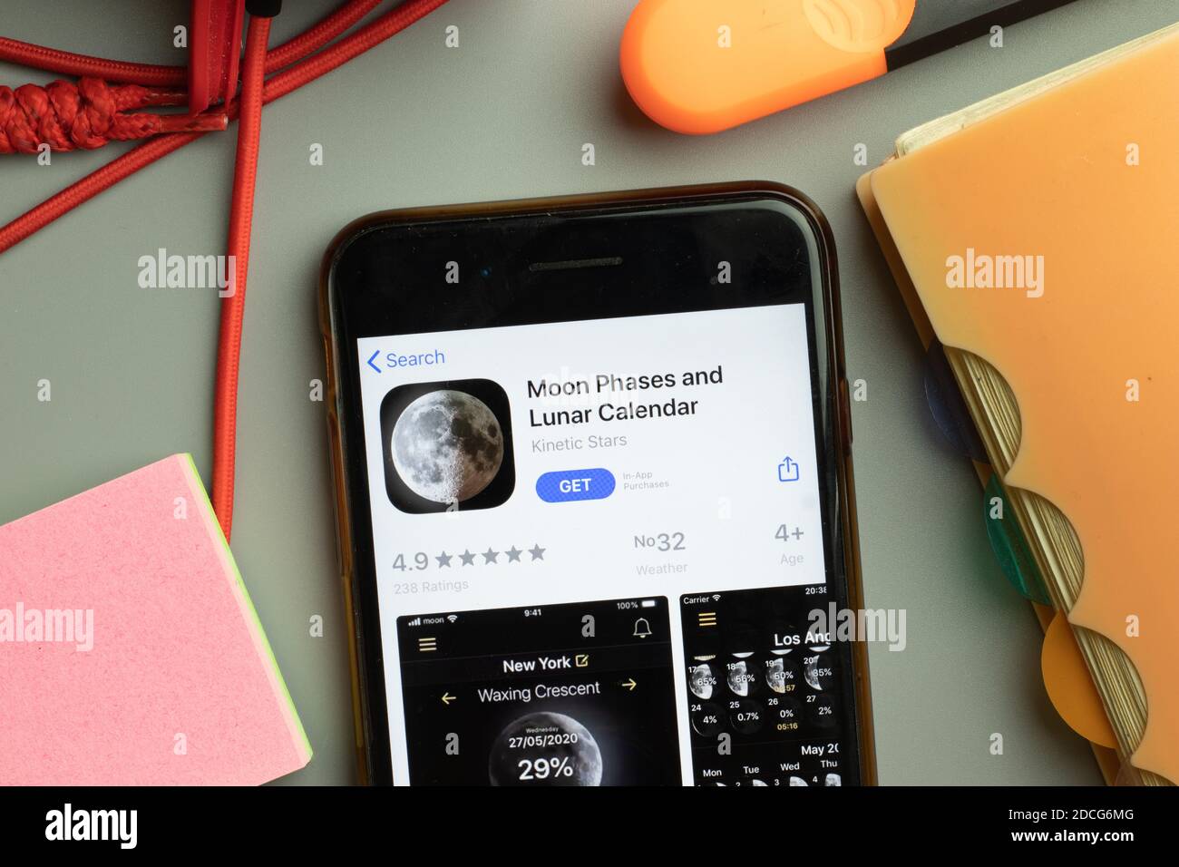 New York, Stati Uniti - 7 novembre 2020: Moon Phases e Lunar Calendar logo store app sullo schermo del telefono, editoriale illustrativo. Foto Stock