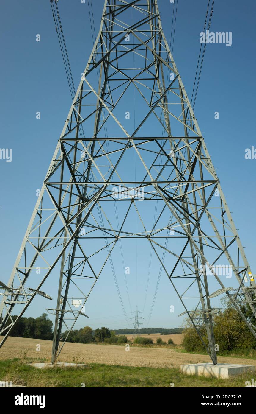 Piloni elettrici in un campo in Kent Inghilterra UK Foto Stock