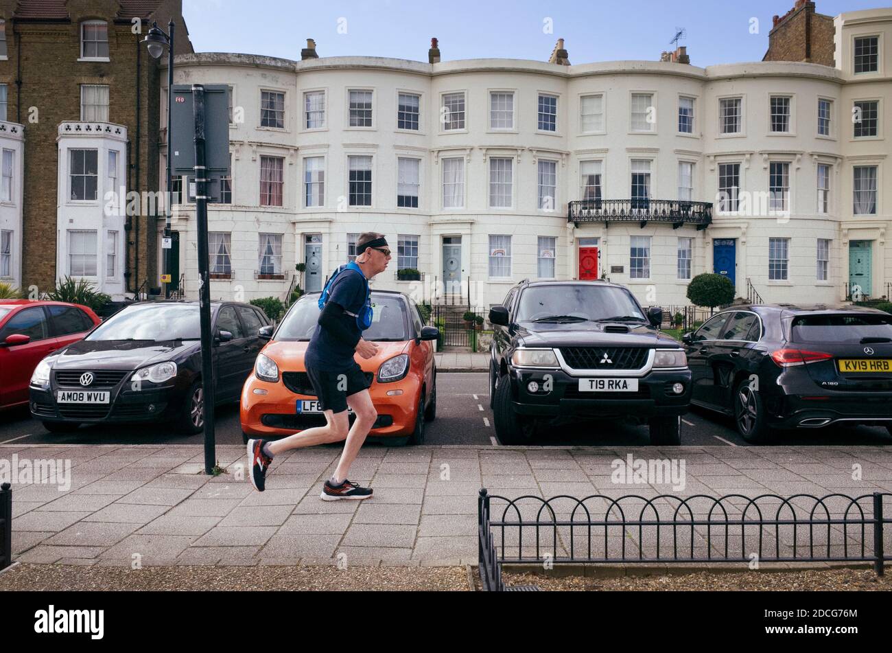 Solista lone singolo corridore jogger in Herne Bay Kent Inghilterra REGNO UNITO Foto Stock