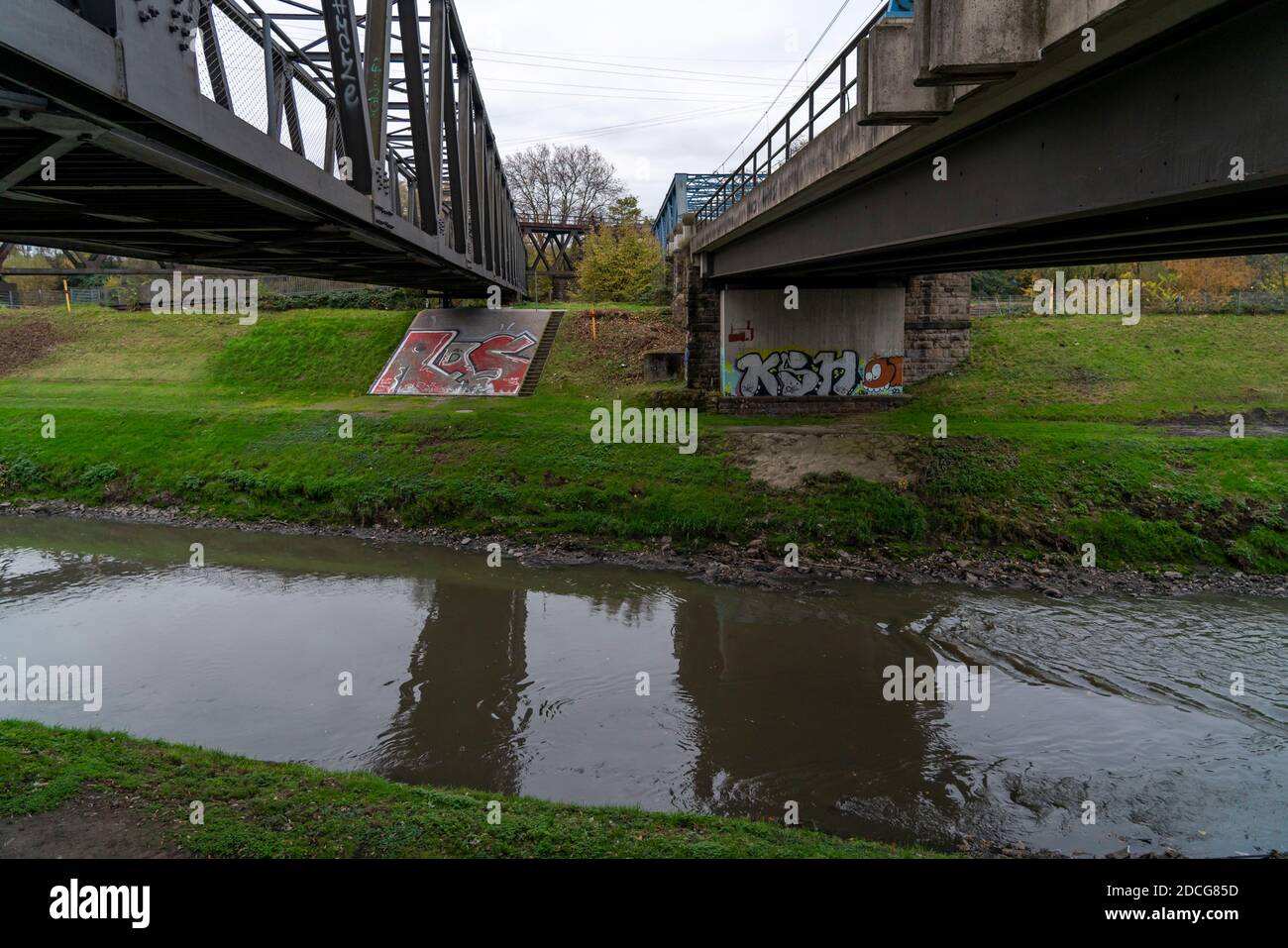 L'Emscher, bus e tram ponte, NRW, Germania, Foto Stock