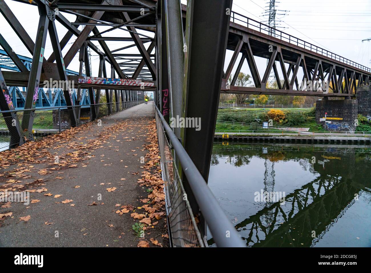 Il canale Reno-Herne di Oberhausen, il paesaggio del ponte, la pista ciclabile, il vecchio ponte ferroviario, NRW, Germania, Foto Stock