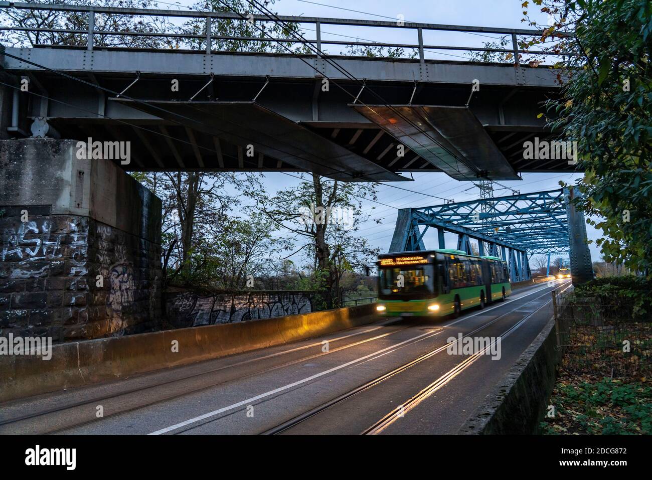 Il canale Reno-Herne di Oberhausen, il paesaggio del ponte, la corsia degli autobus, il vecchio ponte ferroviario, NRW, Germania, Foto Stock