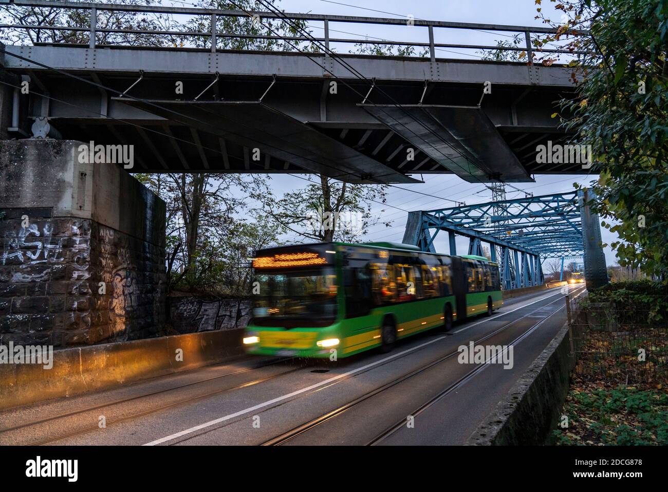 Il canale Reno-Herne di Oberhausen, il paesaggio del ponte, la corsia degli autobus, il vecchio ponte ferroviario, NRW, Germania, Foto Stock