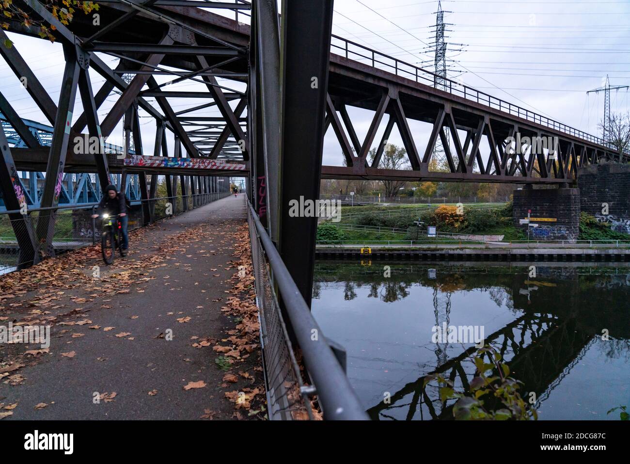 Il canale Reno-Herne di Oberhausen, il paesaggio del ponte, la pista ciclabile, il vecchio ponte ferroviario, NRW, Germania, Foto Stock