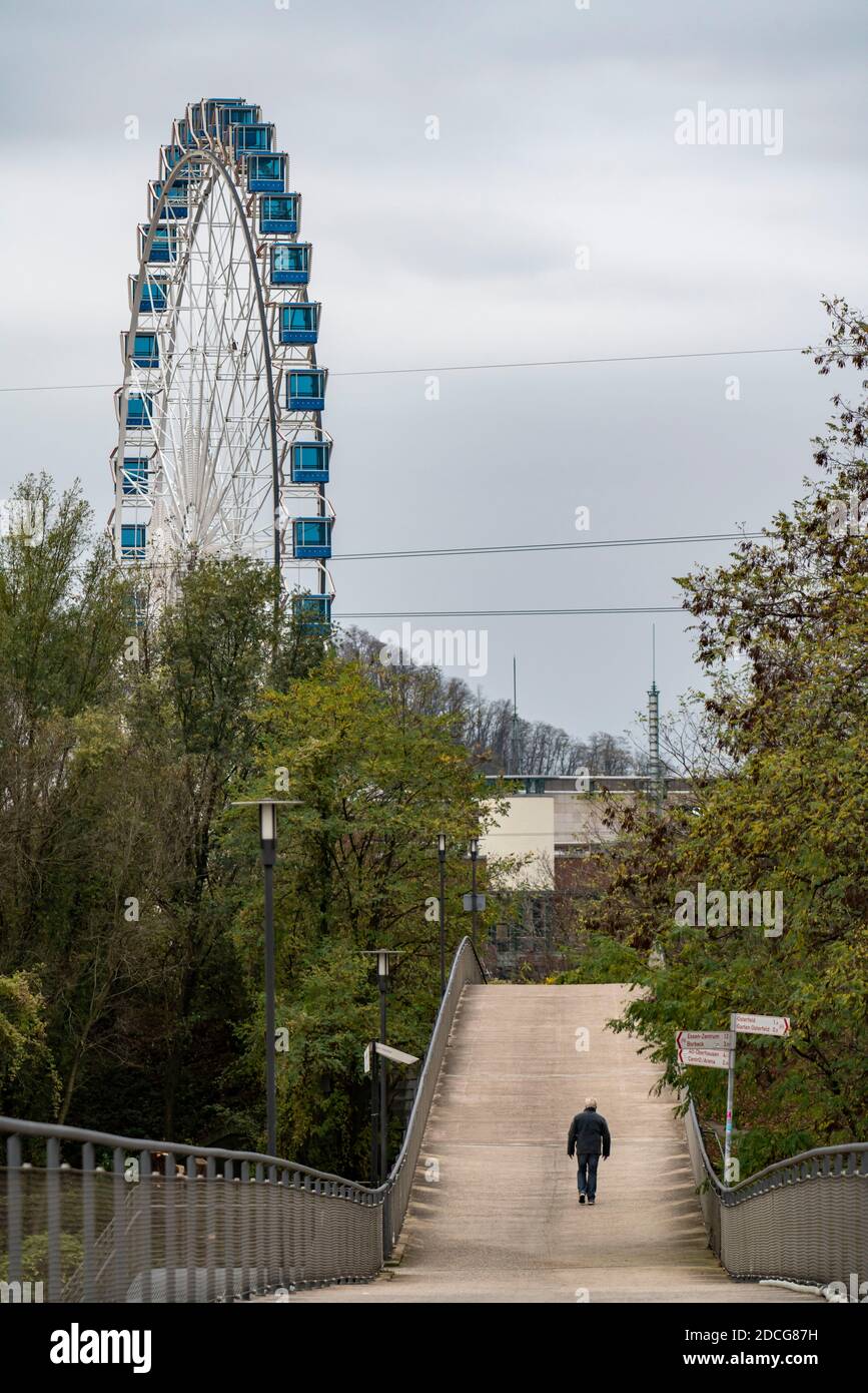 Sentiero pedonale e ciclabile Ponte sul canale Reno-Herne e il fiume Emscher, al centro commerciale Centro, Riesenrad, Oberhausen, NRW, Germania Foto Stock