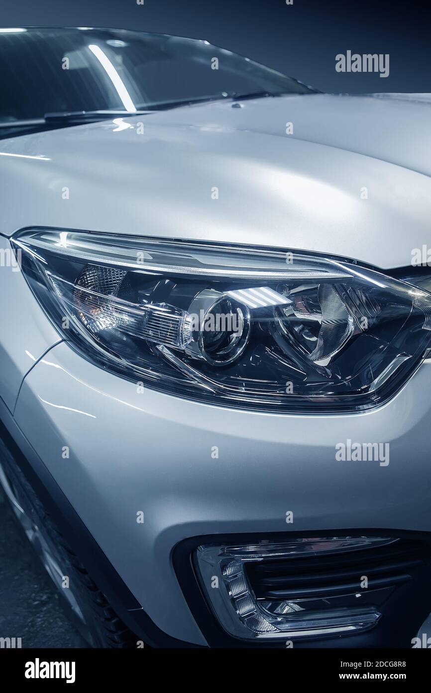 Il faro di moderne auto di prestigio closeup Foto Stock