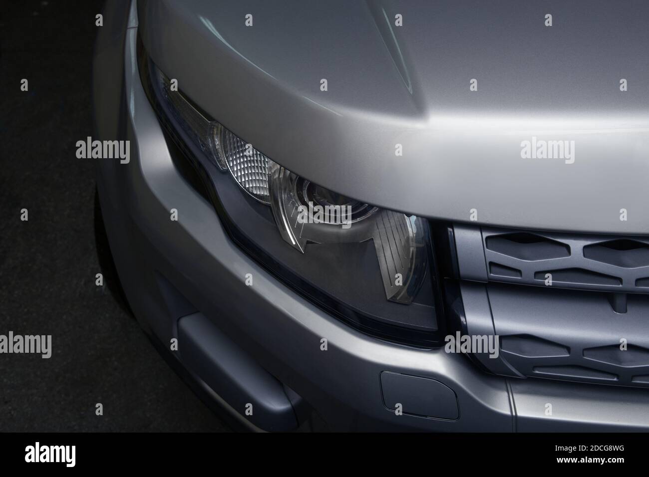 Il faro di moderne auto di prestigio closeup Foto Stock