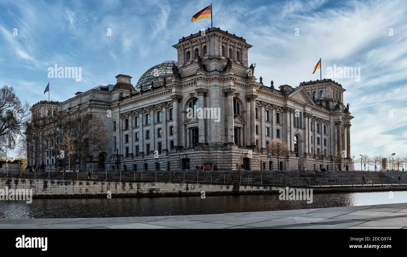 Il Parlamento tedesco edificio Reichstagt. Vista spettacolare dall'altra sponda del fiume Sprea a Berlino. Foto Stock