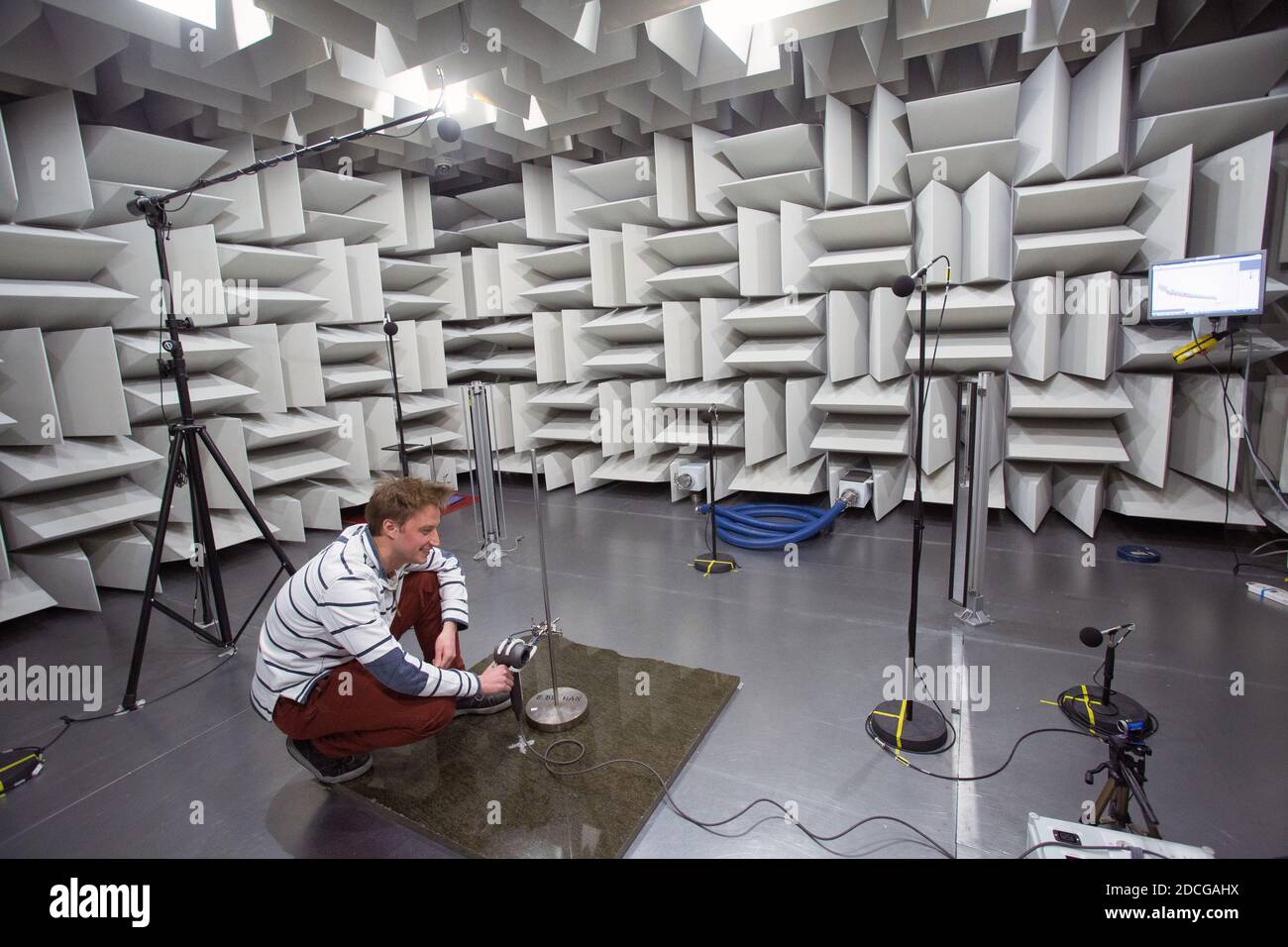 Regno Unito /Wiltshire/ Malmesbury/Dyson /Alex Woodfield regola un microfono mentre si prepara a testare l'acustica di un Dyson Supersonic. Foto Stock