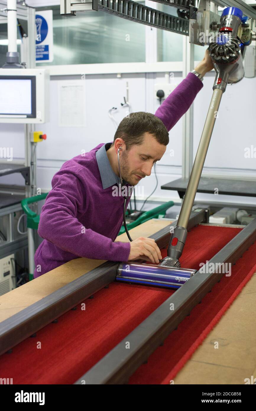 Regno Unito /Wiltshire/ Malmesbury/Dyson / laboratorio di test Dyson, tecnico di pick-up camera utilizzando stetoscopio per controllare gli aspirapolvere. Foto Stock