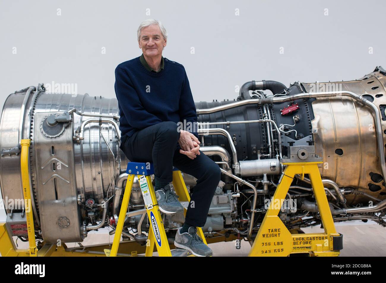 Regno Unito /Wiltshire/ Malmesbury/Dyson / Sir James Dyson accanto ad un motore della Concorde Jet Liner supersonica.Giovedì 1 Marzo 2018. Foto Stock