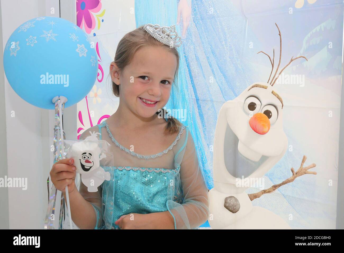 Costume fantasia vestire personaggi. Una bambina vestita come principessa  con un pallone e personaggi congelati Foto stock - Alamy