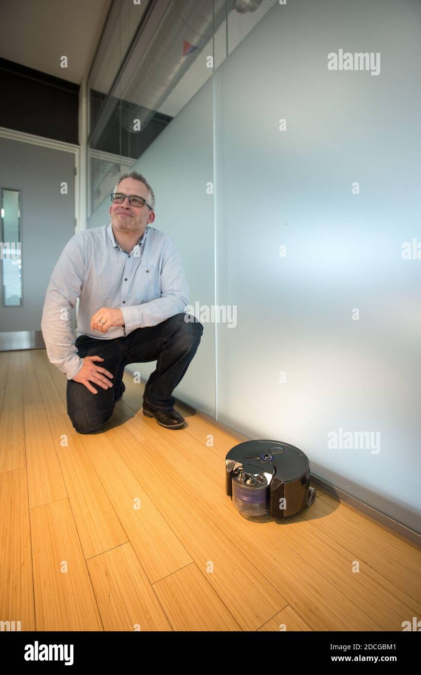 Regno Unito /Wiltshire/ Malmesbury/Dyson / ingegnere con aspirapolvere robot Foto Stock