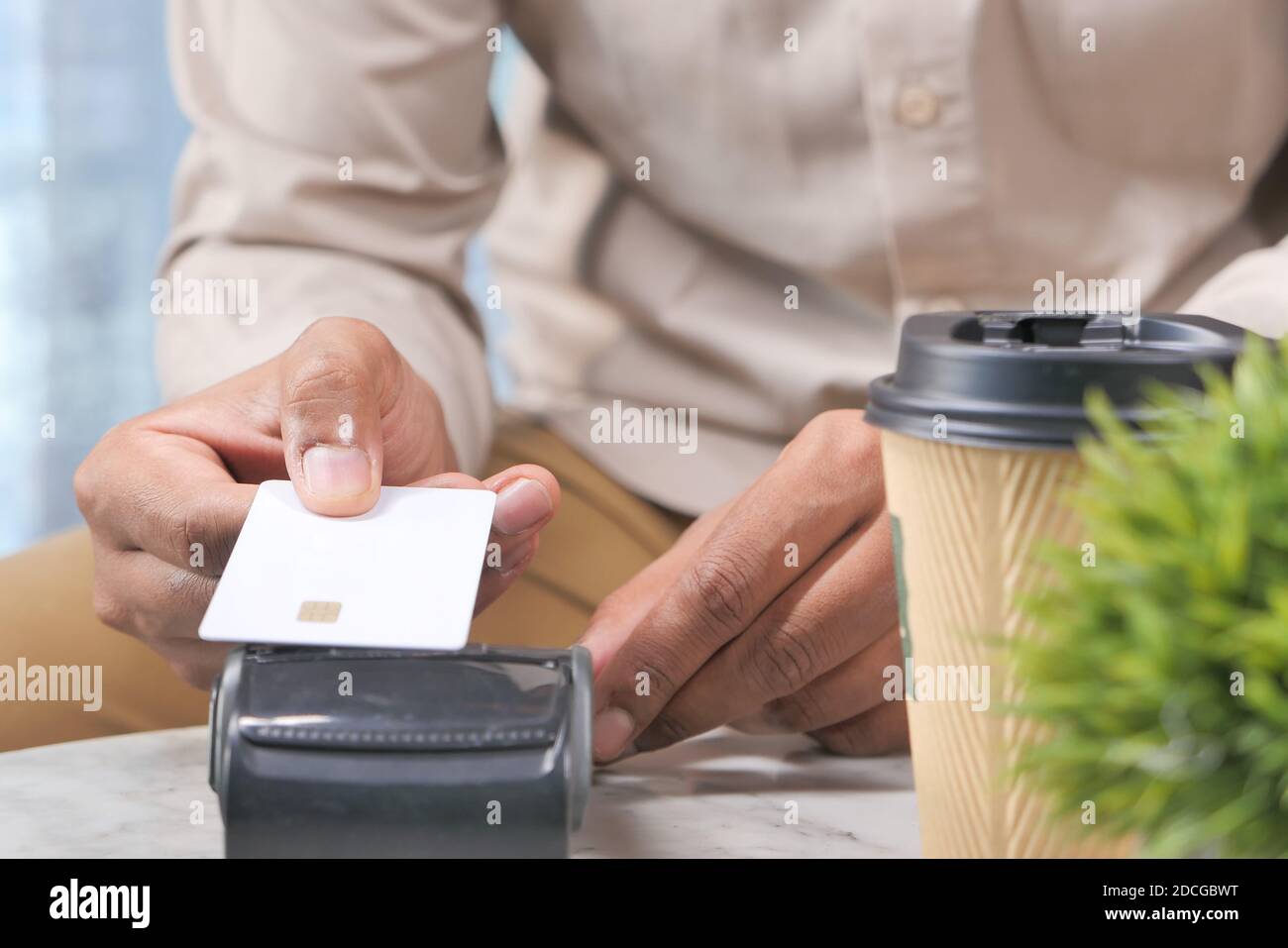 Metodo di pagamento senza contatto con addebito terminale di pagamento da una carta Foto Stock