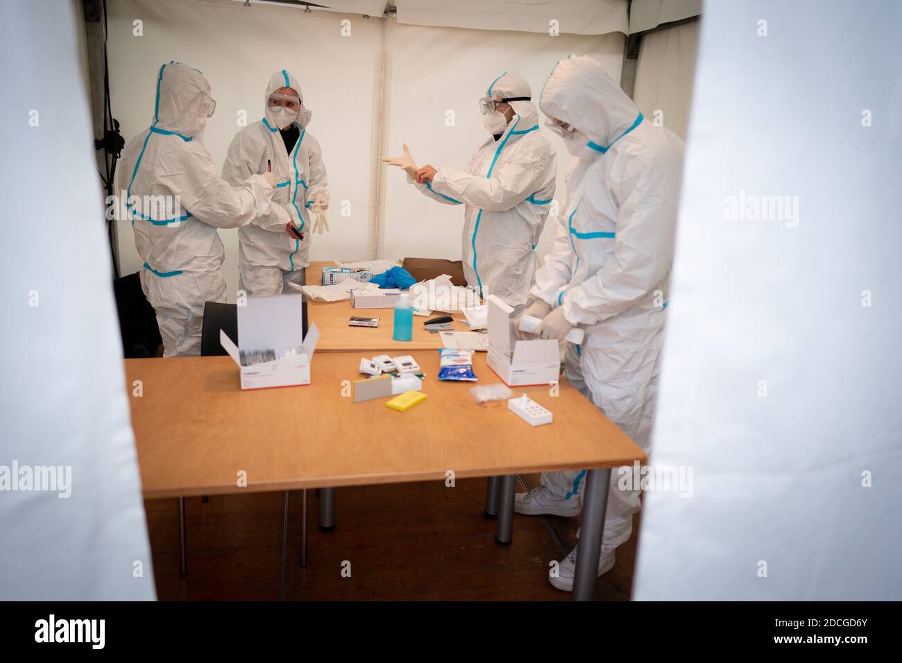 Berlino, Germania. 21 Nov 2020. Gli aiutanti si stanno preparando per i test rapidi per il virus della corona in una tenda di fronte al Tempodrom, la sede della conferenza digitale del partito federale dei Verdi. Tutti i partecipanti alla conferenza devono essere testati ogni giorno per verificare la presenza del virus. La conferenza di festa si svolgerà come una grande videoconferenza. Solo il comitato esecutivo e il presidio sono nel centro di trasmissione, nel Tempodrom. Credit: Kay Nietfeld/dpa/Alamy Live News Foto Stock