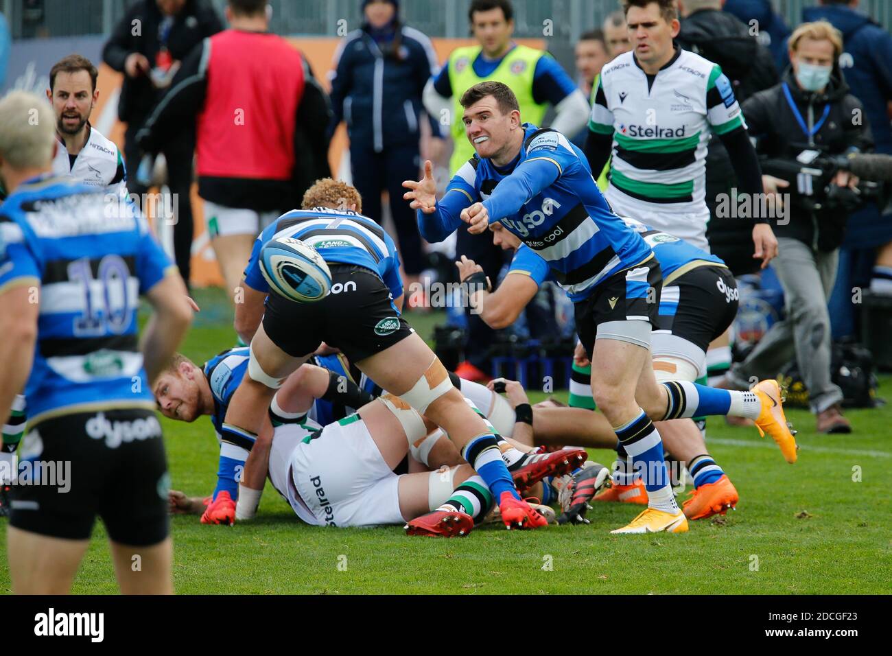 Bath, Regno Unito. 02 novembre 2020. BATH, INGHILTERRA. IL 22 NOVEMBRE ben Spencer prende il pallone via per Bath Rugby durante la partita della Gallagher Premiership tra Bath Rugby e Newcastle Falcons al Recreation Ground, Bath, domenica 22 novembre 2020. (Credit: Chris Lishman | MI News) Credit: MI News & Sport /Alamy Live News Foto Stock