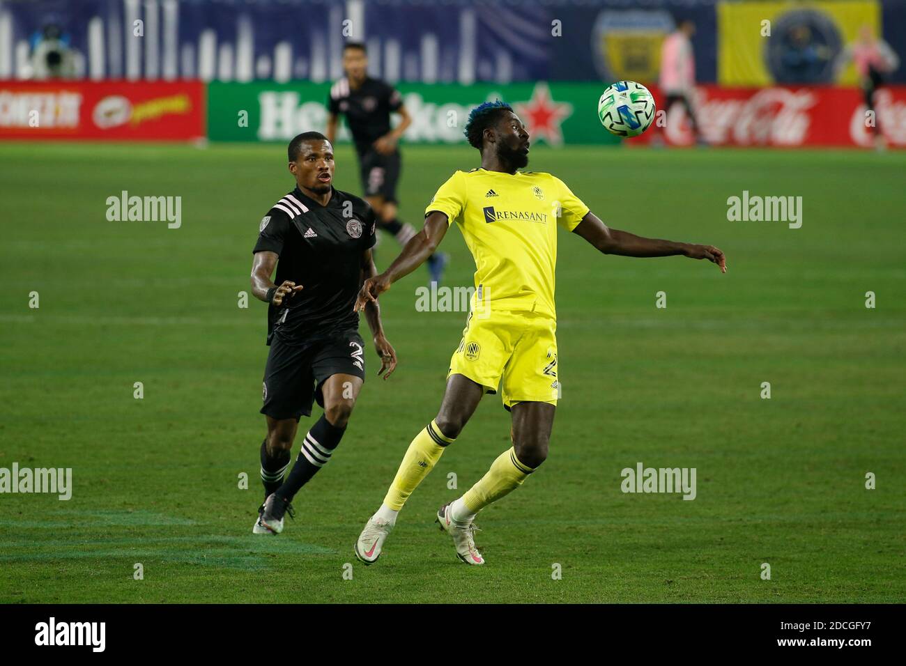 Nashville, Tennessee, Stati Uniti. 20 Nov 2020. Il centrocampista di Nashville SC Derrick Jones fa scendere la palla durante una partita di gioco della MLS Cup Playoff Eastern Conference Play-in tra Nashville SC e Inter Miami, 20 novembre 2020 al Nissan Stadium Credit: Action Plus Sports/Alamy Live News Foto Stock