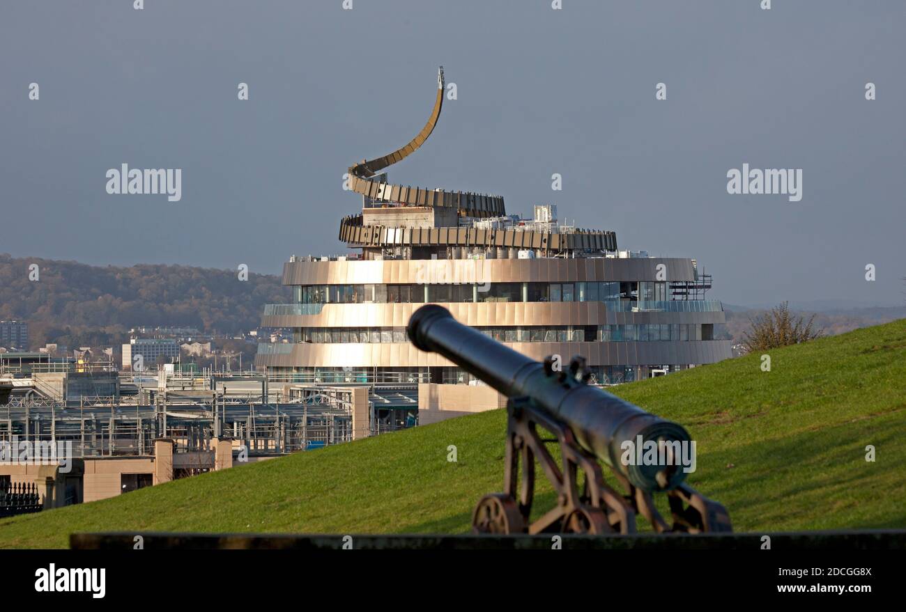 Princes Street e Calton Hill, Edimburgo, Scozia, Regno Unito. 21 novembre 2020. Sole e docce con venti soffici per chi è su Calton Hill. Nella foto: La metà superiore del nuovo edificio del quartiere di St James, visto dal cannone di Calton Hill, si apre a Pasqua 2021 ed è ora visibile da varie angolazioni sullo skyline di Edimburgo. Credit: Arch White/Alamy Live News. Foto Stock Princes Street e Calton Hill, Edimburgo, Scozia, Regno Unito. 21 novembre 2020. Sole e docce con venti soffici per chi è su Calton Hill. Nella foto: La metà superiore del nuovo edificio del quartiere di St James, visto dal cannone di Calton Hill, si apre a Pasqua 2021 ed è ora visibile da varie angolazioni sullo skyline di Edimburgo. Credit: Arch White/Alamy Live News. Foto Stock