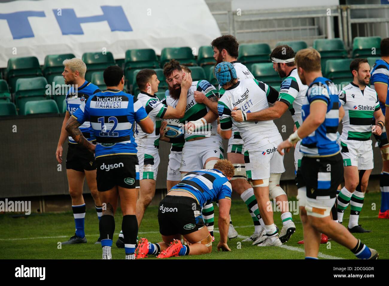 Bath, Regno Unito. 02 novembre 2020. BATH, INGHILTERRA. IL 22 NOVEMBRE Gary Graham di Newcastle Falcons si complimenta con i suoi giocatori dopo aver segnato durante la partita della Gallagher Premiership tra Bath Rugby e Newcastle Falcons al Recreation Ground, Bath, domenica 22 novembre 2020. (Credit: Chris Lishman | MI News) Credit: MI News & Sport /Alamy Live News Foto Stock